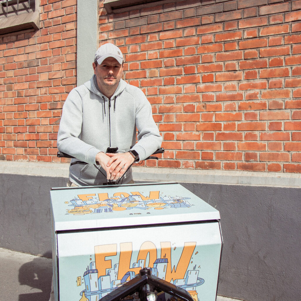 Florian Milpied, fondateur de Flow Delivery, devant un vélo cargo